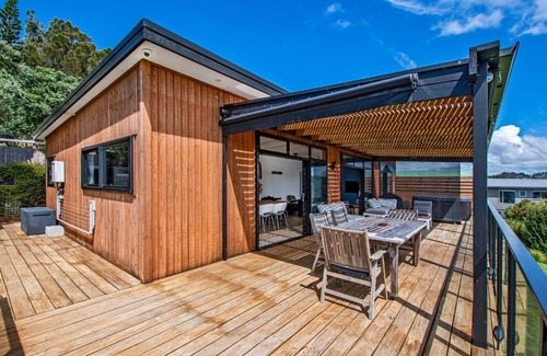 Te Tii Maison | Tapuaetahi Beach Marvel - Te Tii Holiday Home
