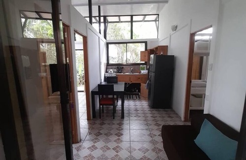Parrita Maison | Tarzan Jungle Home - Tyrolienne, piscine, toboggan, climatisation, Wifi rapide!