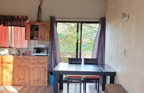 Quepos Maison | Studio Lit King-Size dans la Jungle - Jacuzzi, balcon avec vue magnifique, piscine, toboggan aquatique