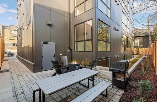 Minor Appartement | Tasteful Capitol Hill Studio w/ Patio & W/D, Walkable Area, by Blueground