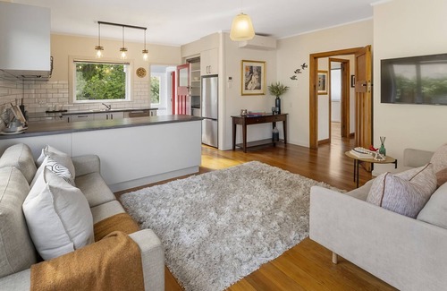 Nelson South Maison | Tasteful on Tasman Sunny Bungalow in the Wood