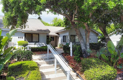 New Smyrna Beach Appartement | Tastefully Decorated Sea Woods Villa - Near beach access, shopping & Dining! S4410
