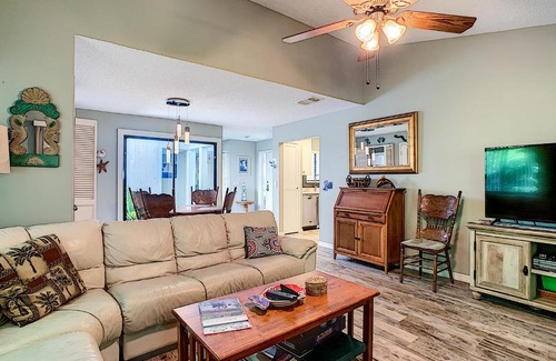 New Smyrna Beach Appartement | Tastefully Decorated Sea Woods Villa - Near beach access, shopping & Dining! S4410