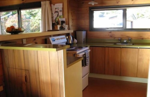 Hilltop Maison | Taupo Central, Lake Front, Hot Water Beach.