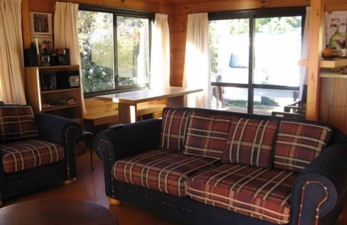 Hilltop Maison | Taupo Central, Lake Front, Hot Water Beach.