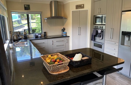 Tauranga Maison | Tauranga Tropical Avocado Orchard Escape Ohauiti