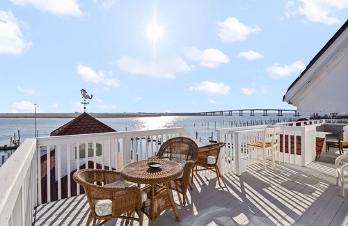 Somers Point Maison | TAVERN ON THE BAY HOTEL - Bugsy Siegel Suite