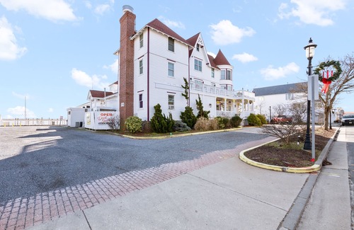 Somers Point Maison | TAVERN ON THE BAY HOTEL - Bugsy Siegel Suite