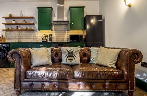 Acomb Maison | Tawny Lodge - a couples retreat that sleeps 2 guests in 1 bedroom