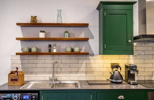 Acomb Maison | Tawny Lodge - a couples retreat that sleeps 2 guests in 1 bedroom