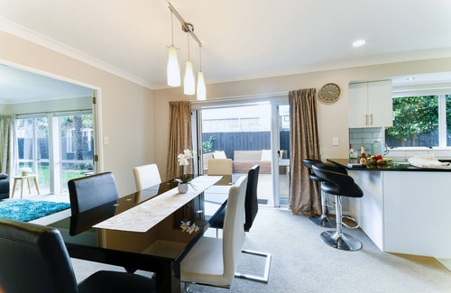 Mount Maunganui Maison | Tay St Beach Vibes house, 5-min stroll to beach