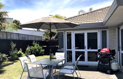 Mount Maunganui Maison | Tay St Beach Vibes house, 5-min stroll to beach