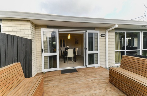 Mount Maunganui Maison | Tay St Beach Vibes house, 5-min stroll to beach