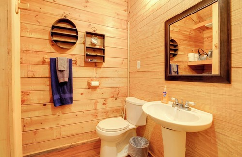 Southern Appartement | Tazewell Cabin Escape w/ Charcoal Grill & Fire Pit