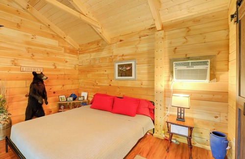 Southern Appartement | Tazewell Cabin Escape w/ Charcoal Grill & Fire Pit
