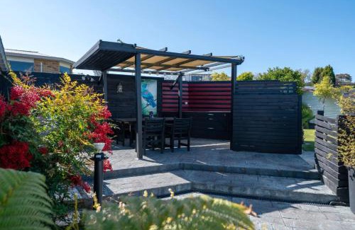 Taupo Maison | Te Aroha Whare, Cozy 3BR Retreat With Garage and BBQ