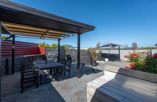 Taupo Maison | Te Aroha Whare, Cozy 3BR Retreat With Garage and BBQ