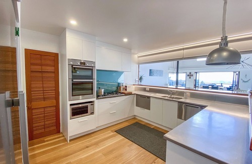 Te Ngaire Maison | Te Koha luxury hillside beach estate set on 1.6 acres: House and Villa