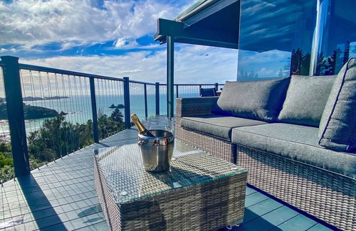 Te Ngaire Maison | Te Koha luxury hillside beach estate set on 1.6 acres: House and Villa