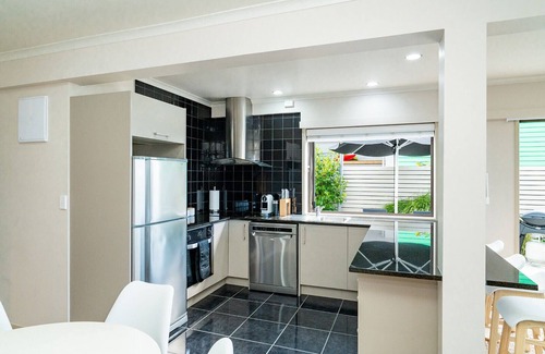 Waihi Beach Appartement | Te Mahana Apartment - pool, spa, beachfront
