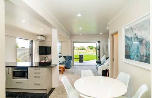 Waihi Beach Appartement | Te Mahana Apartment - pool, spa, beachfront