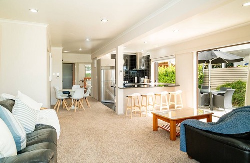 Waihi Beach Appartement | Te Mahana Apartment - pool, spa, beachfront