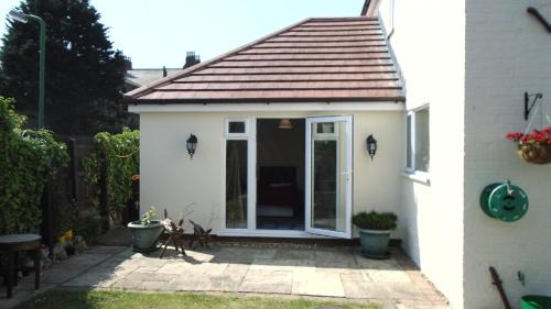 Crosby Maison | TEA in Liverpool - Private - Quiet - Ground Floor - En-suite - Walk-in-shower