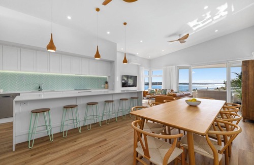 Woolgoolga Maison | Family Friendly, Pet Friendly, Walk to Beach and Cafes, Spectacular Views