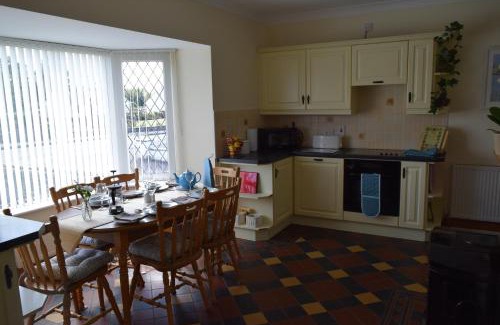 Dungloe Maison | Teach Kitty Con