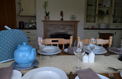 Dungloe Maison | Teach Kitty Con