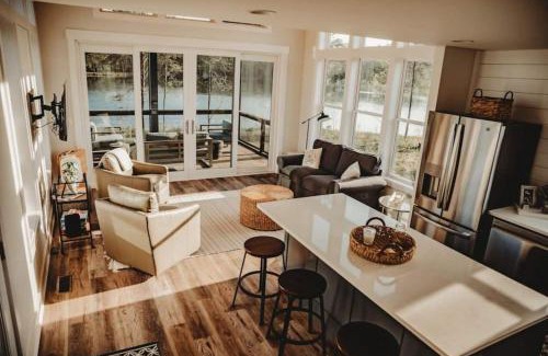 Tracy City Maison | Teacher's Lounge - Lakeside At Waters Edge