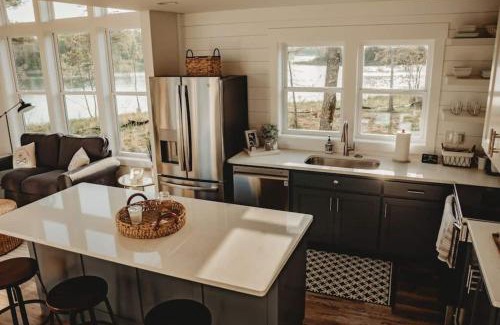 Tracy City Maison | Teacher's Lounge - Lakeside At Waters Edge