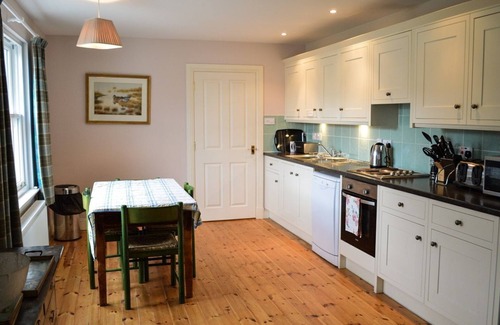 Colintraive Cottage | Cottage Teal, sur le rivage, les animaux domestiques, 4 personnes, les deux chambres en suite