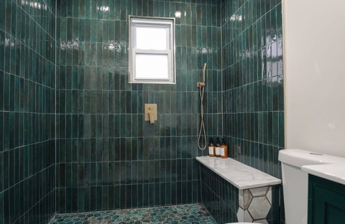 Elizabeth Appartement | Teal Lux: New 2-bedroom apartment in downtown Elizabeth with AC, WiFi