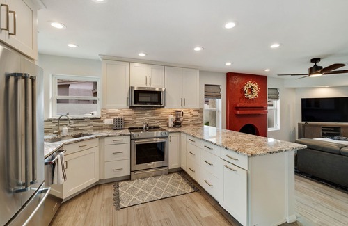 The Lakes Maison | Amazing Home at The Lakes in Tempe/ASU: Heated Pool + Spa + Pickleball + Gym!
