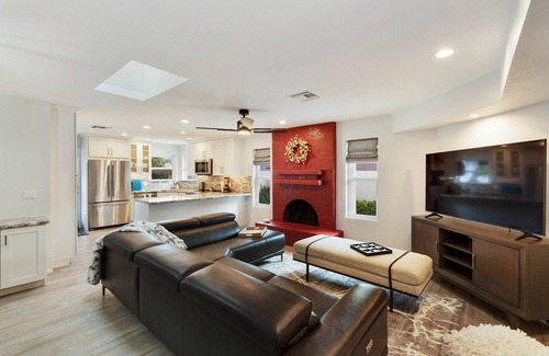 The Lakes Maison | Amazing Home at The Lakes in Tempe/ASU: Heated Pool + Spa + Pickleball + Gym!