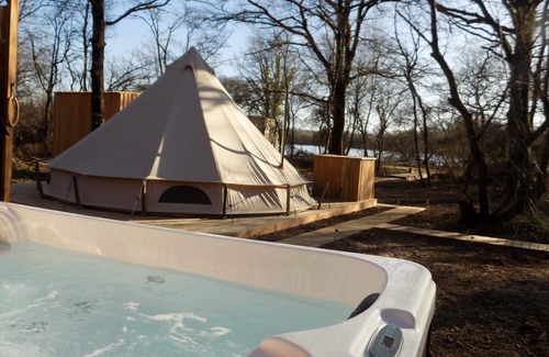 Salles-en-Toulon Location De VR | Tente luxe vue Etang jacuzzi privatif Copa cabanes 2
