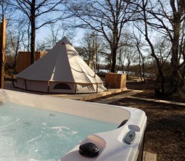 Le Vigeant Autre | Tente luxe vue Etang avec jacuzzi 4