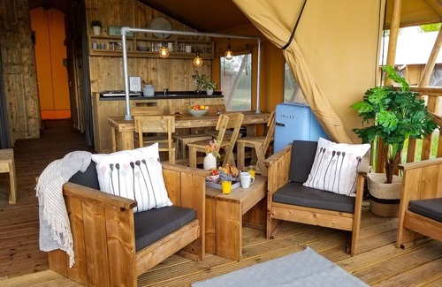 Bant Maison | Carpas con cocina y baño cerca de un estanque