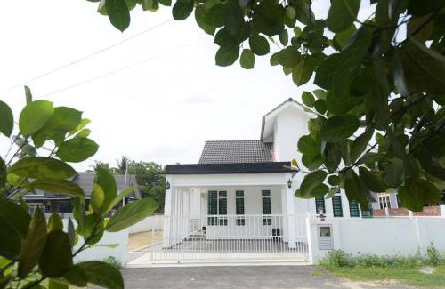 Kubang Kerian Maison | Teratak Bonda Zariah Homestay