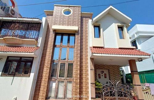 Vadodara Maison | Terrace Garden Bedroom First Floor 5 Minutes from Hotel Hayatt Place