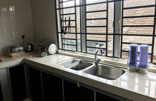 Taman Pelangi Maison | Terrace house near Stulang Laut CIQ Midvalley KSL for 7Pax