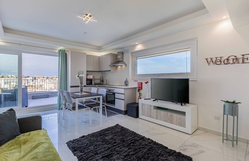 Msida Appartement | Terrace View - Charming Two Bedroom Penthouse AC/WIFI