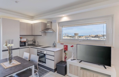 Msida Appartement | Terrace View - Charming Two Bedroom Penthouse AC/WIFI