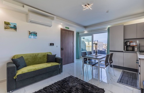 Msida Appartement | Terrace View - Charming Two Bedroom Penthouse AC/WIFI