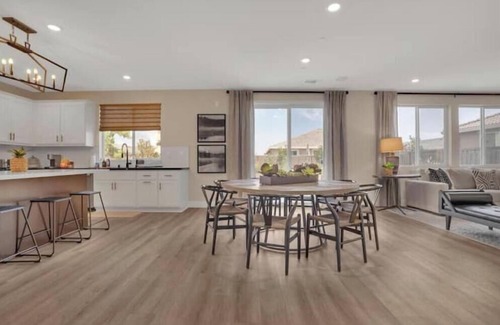 Lathrop Maison | Terrific 5-bedroom home in Lathrop. Former model home. Tastefully furnished.