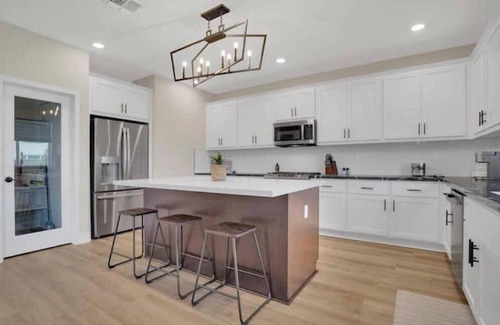 Lathrop Maison | Terrific 5-bedroom home in Lathrop. Former model home. Tastefully furnished.