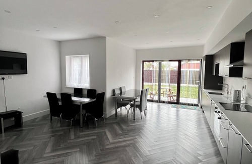 Cranbrook Maison | Terrific 5bedroom house with WiFi ,2 min walk to RedBridge underground station
