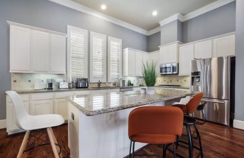 Riverside Terrace Appartement | Luxury Townhome / Tesla-Charger / TX Medical Ctr / Sleeps 7 - 5 beds