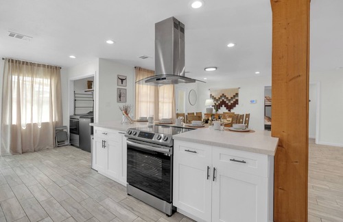 Westbury Maison | Texan Backyard Vibes l Cowboy Pool & BBQ l Pet-Friendly